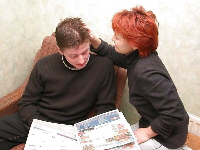 Mary, maman rousse mignonne avec son fils