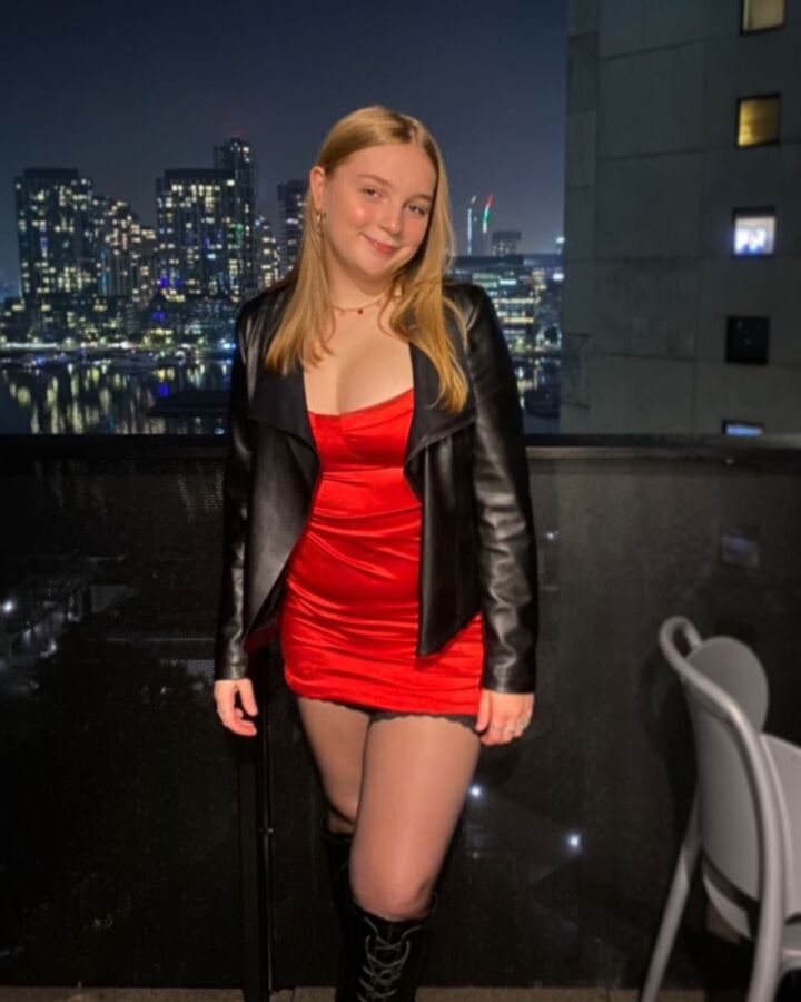 Toller blonder Teenager mit riesigen Titten