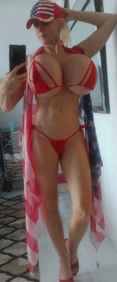 La MILF plástica Bimbo Tammy Hernandez (también conocida como Tammy the Realtor)