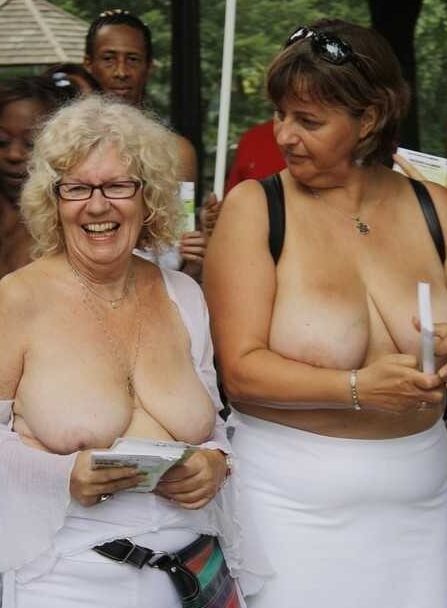 Abuelita mostrando sus grandes tetas