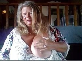 Abuelita mostrando sus grandes tetas