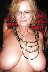 La abuela tiene unas enormes tetas perfectas