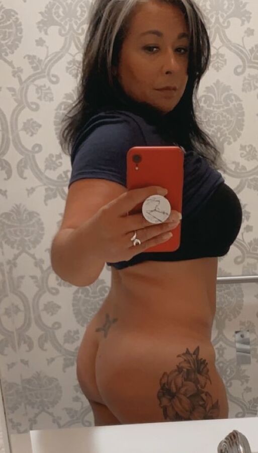 Vieille MILF usée exposée