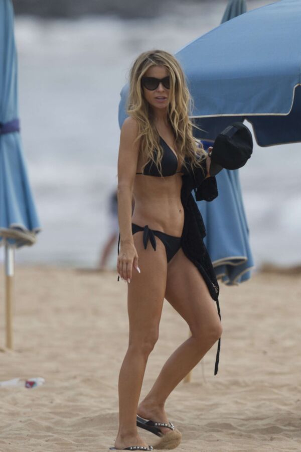 Carmen Electra à la plage se roulant dans le sable