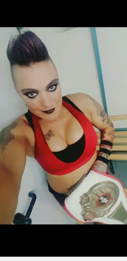 Alpha Female, cum tributes und dreckige Kommentare bitte