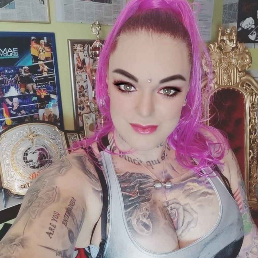 Alpha Female, cum tributes und dreckige Kommentare bitte