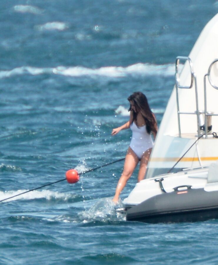 Selena Gomez stöbert durch ihr One Piece