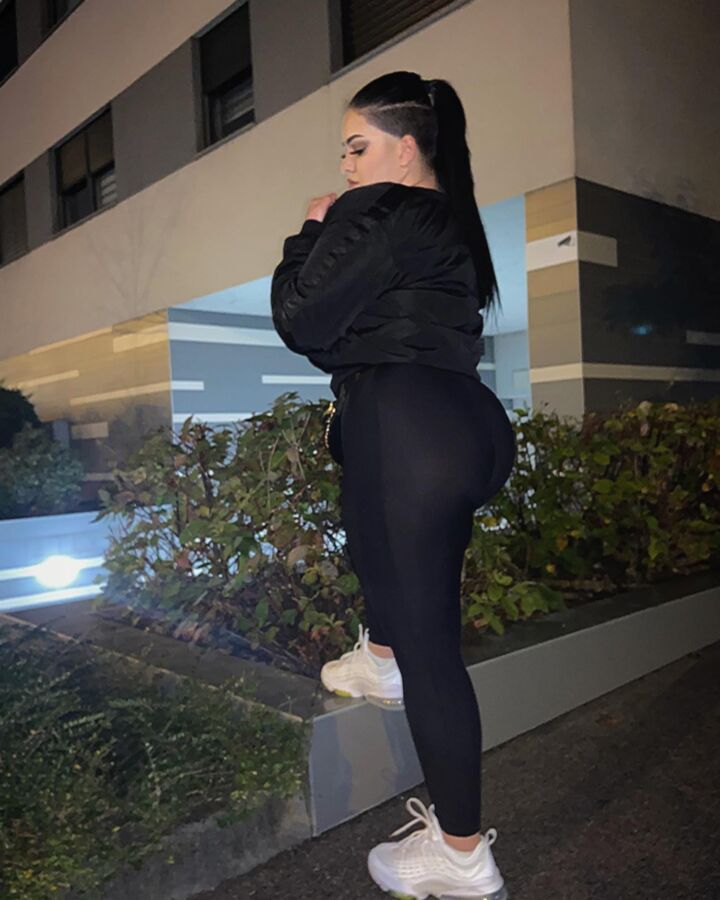 fit thicc assed hottie (ig: _samanta. )