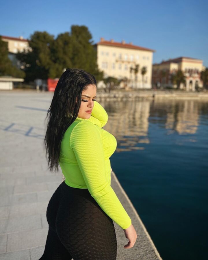 fit thicc assed hottie (ig: _samanta. )