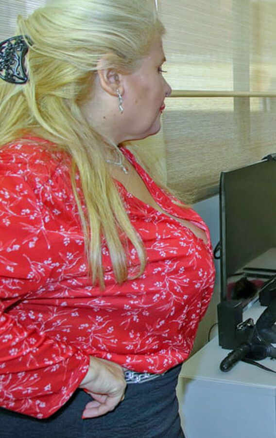 Chubby mature having fun