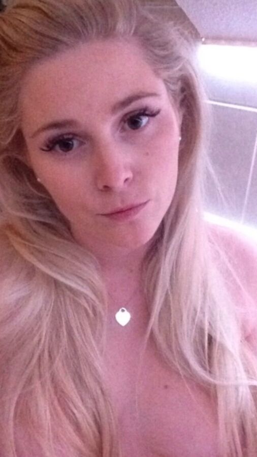 Blonde deutsche Amateur-Webschlampe entblößt