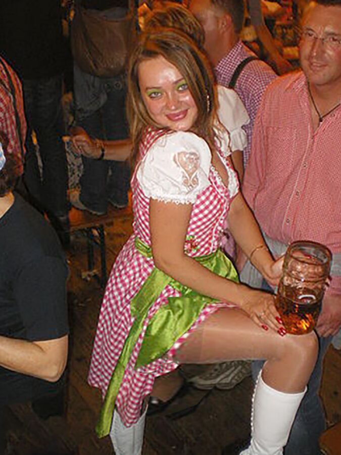 Fesche Madln im Dirndl zum Dreihundertachtunddreisigst`n