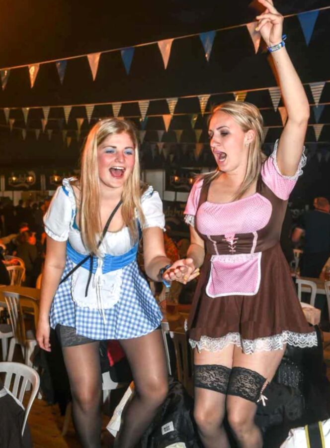 Fesche Madln im Dirndl zum Dreihundertachtunddreisigst`n