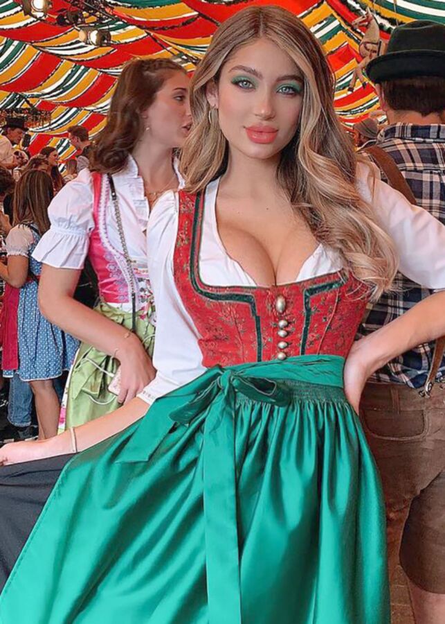 Fesche Madln im Dirndl zum Dreihundertachtunddreisigst`n