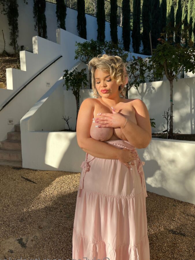 Les seins de grossesse de Trisha Paytas frappent différemment