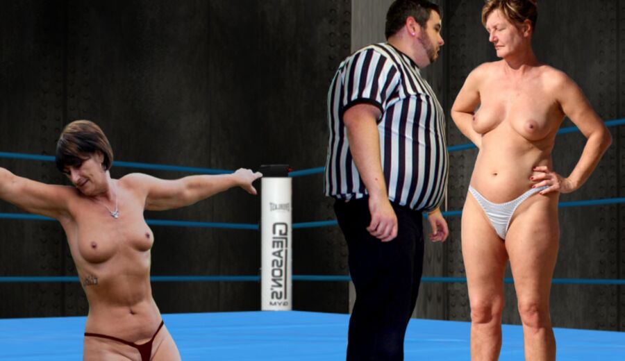 Wrestling: Mulheres maduras lutando.