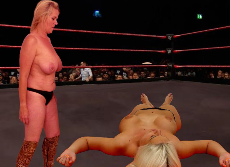 Wrestling: Mulheres maduras lutando.