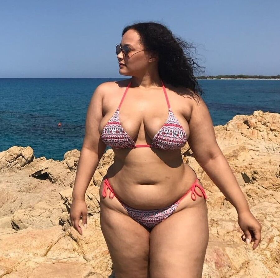 Sexy Damen in Bikinis und Badeanzügen