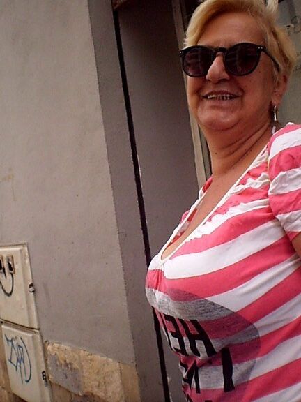 Busty mother  -Help Im in love