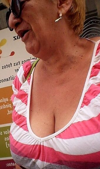 Busty mother  -Help Im in love