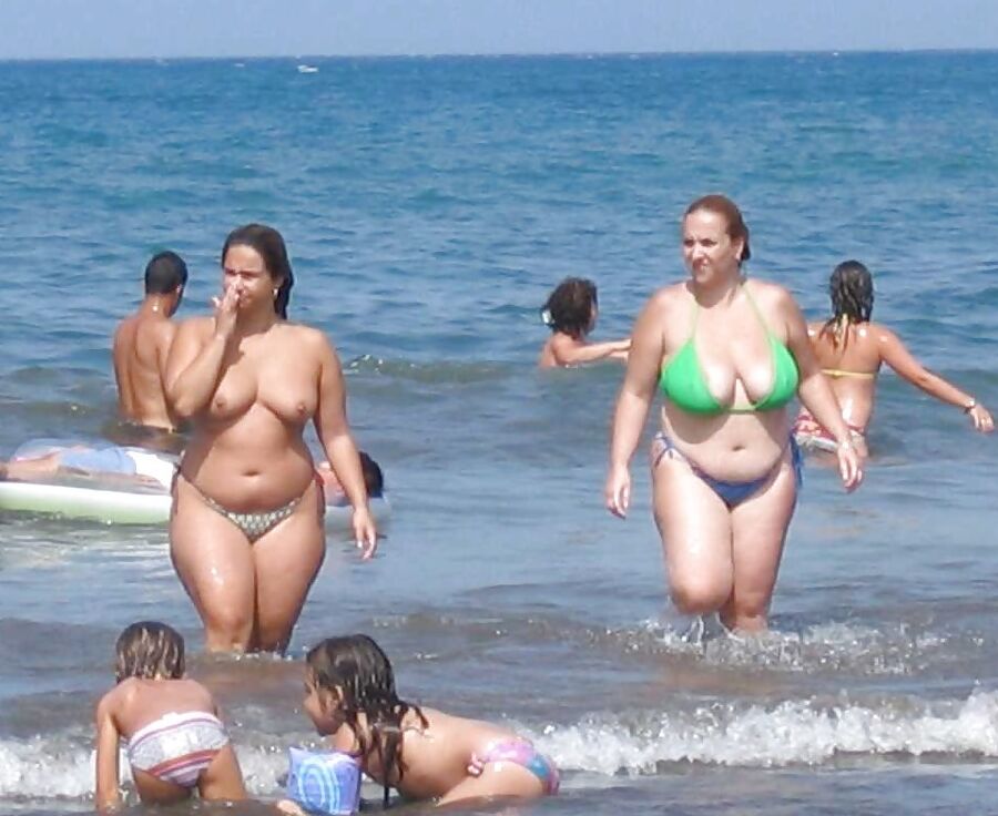 Vollbusige Bikini-Babes.