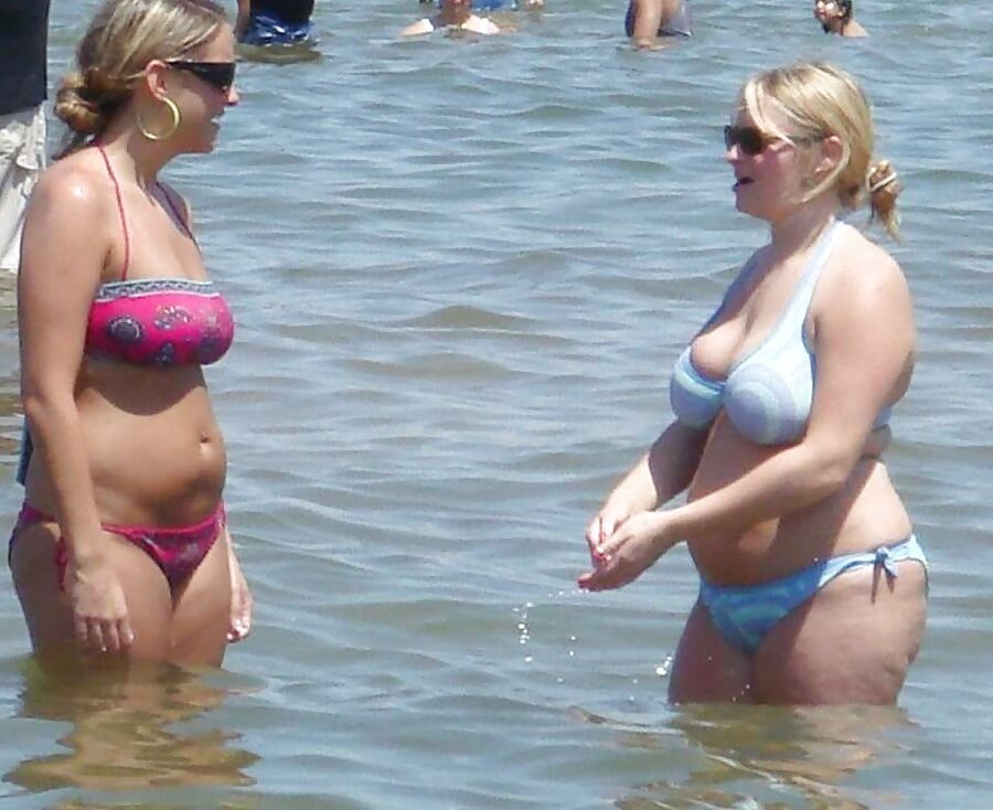 Vollbusige Bikini-Babes.