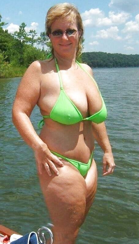 Vollbusige Bikini-Babes.