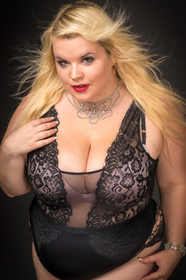 Femmes potelées sexy (Blonde en lingerie BBW)