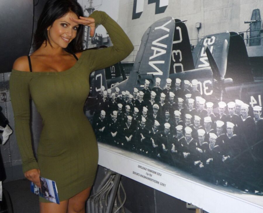 Denise Milani leva você ao Museu da Marinha