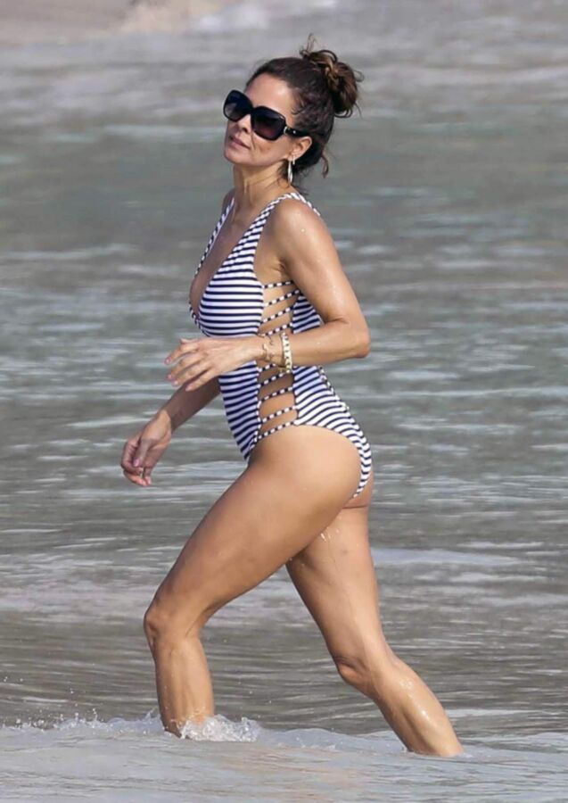 Brooke Burke ass in a one peice looks amazing