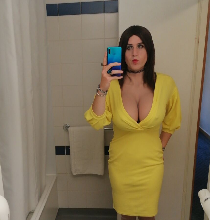 XXL Yellow Dress Hotel Room Strip Busty CD TV