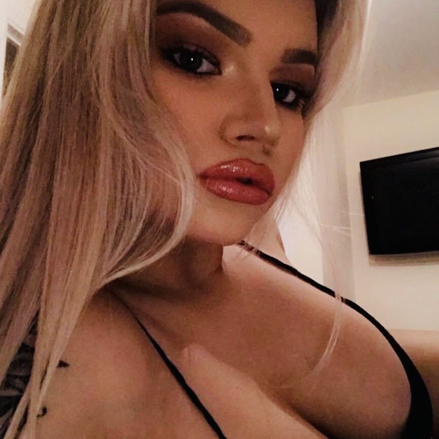 Chav puta Jessica muestra sus tetas y su coño usado afeitado