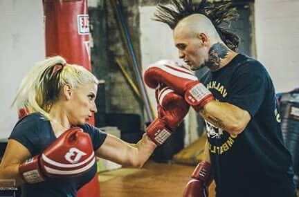 Kick boxing hollandais aux gros seins