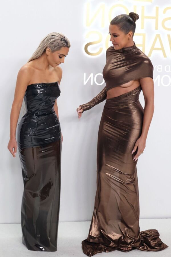 Kim Kardashian and Khloe Kardashian   CFDA Fashion Award