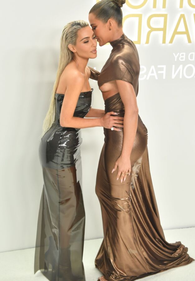 Kim Kardashian and Khloe Kardashian   CFDA Fashion Award