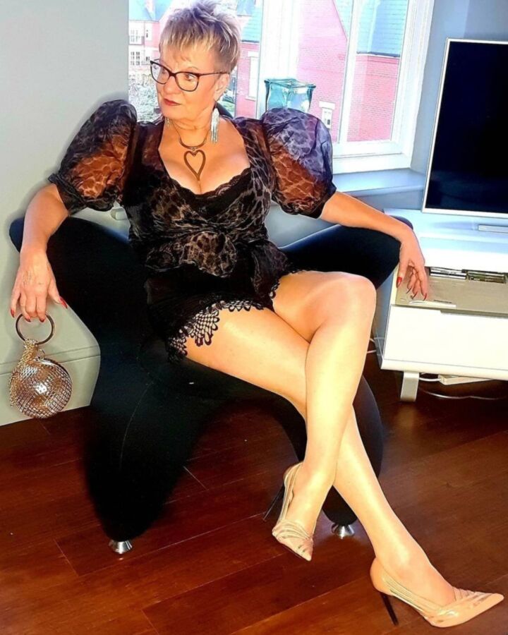 Mamie sympa et sexy avec de belles jambes et de gros seins