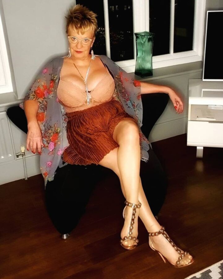 Mamie sympa et sexy avec de belles jambes et de gros seins