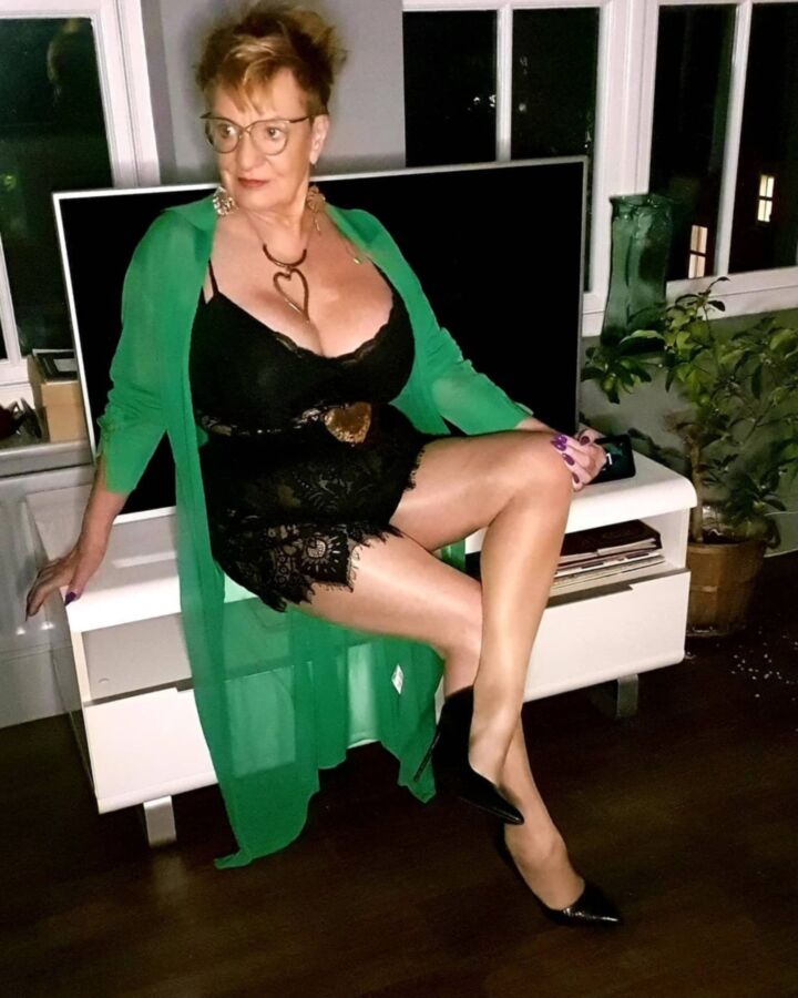 Mamie sympa et sexy avec de belles jambes et de gros seins