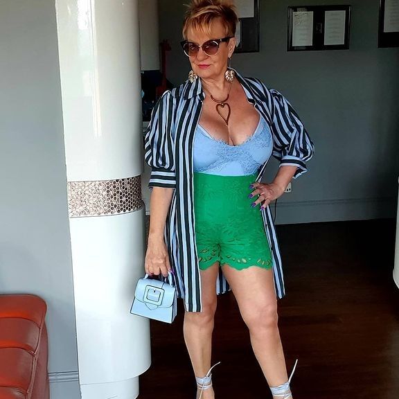 Mamie sympa et sexy avec de belles jambes et de gros seins