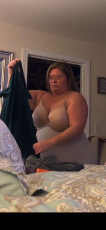 BBW wife shows off DD tits