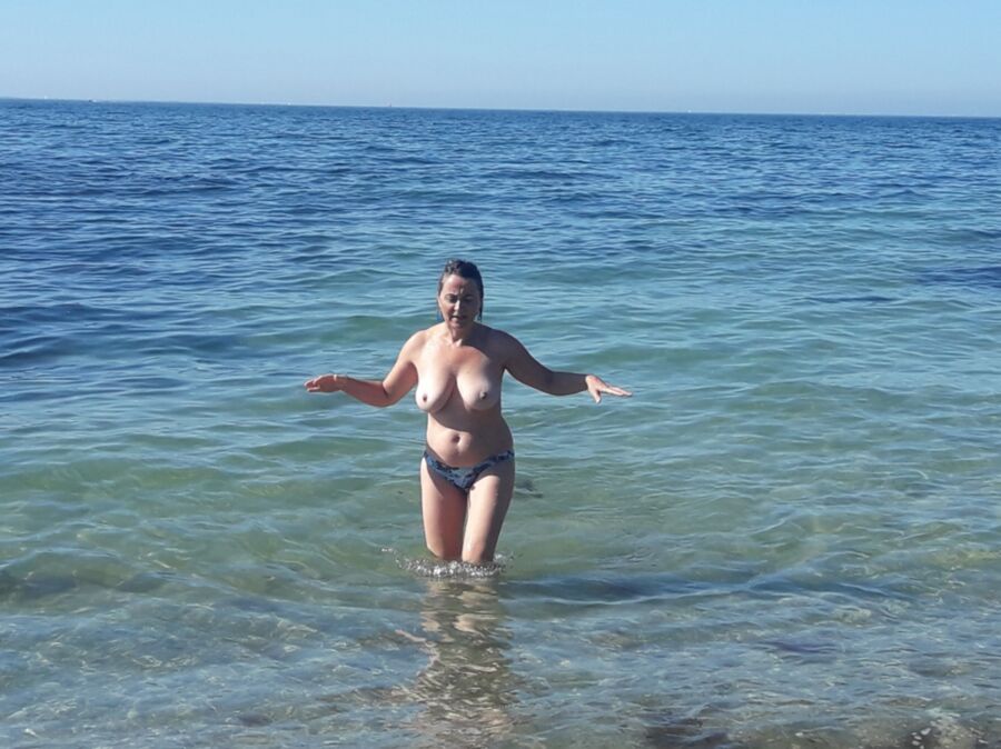 Anne MILF topless en vacances