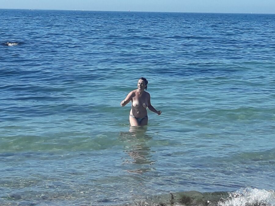 Anne MILF topless en vacances