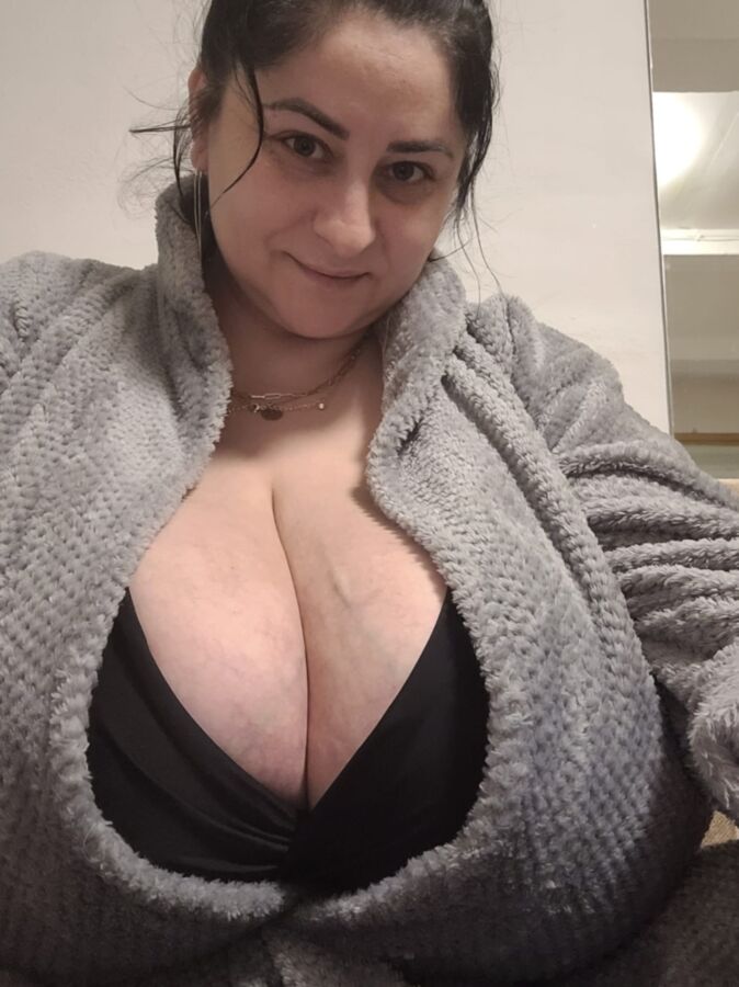 Huge mommy tits