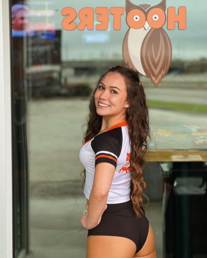 Hooters XXVII