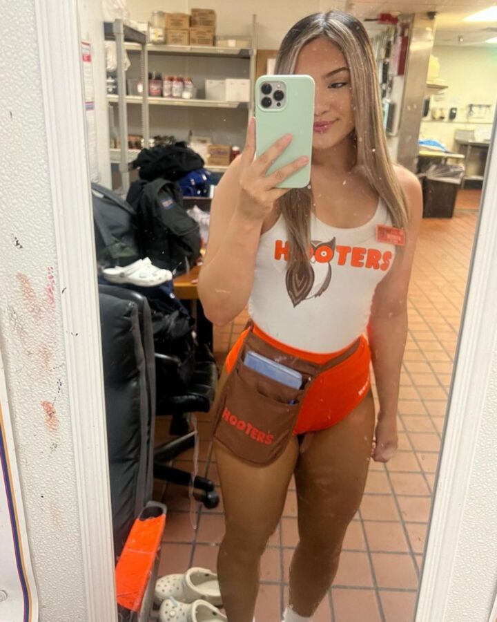 Hooters XXVII