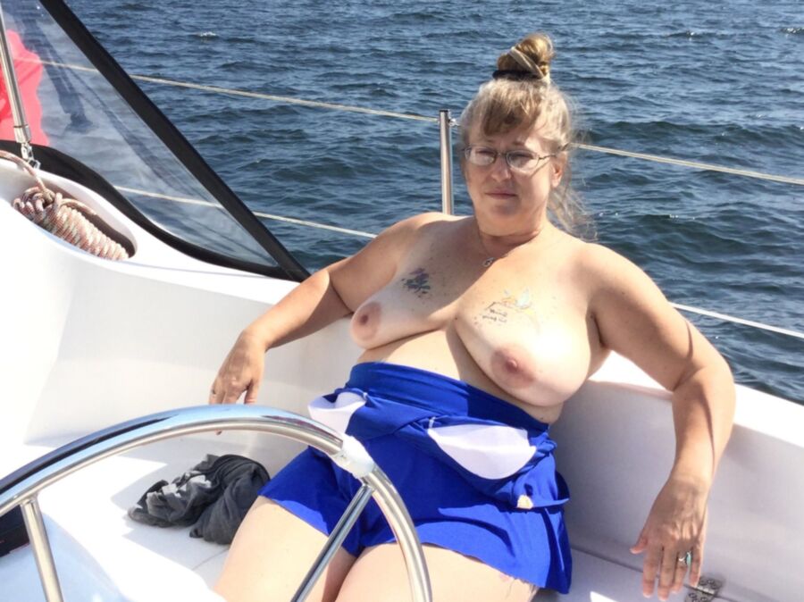 Puta rubia sexy expuesta en un barco