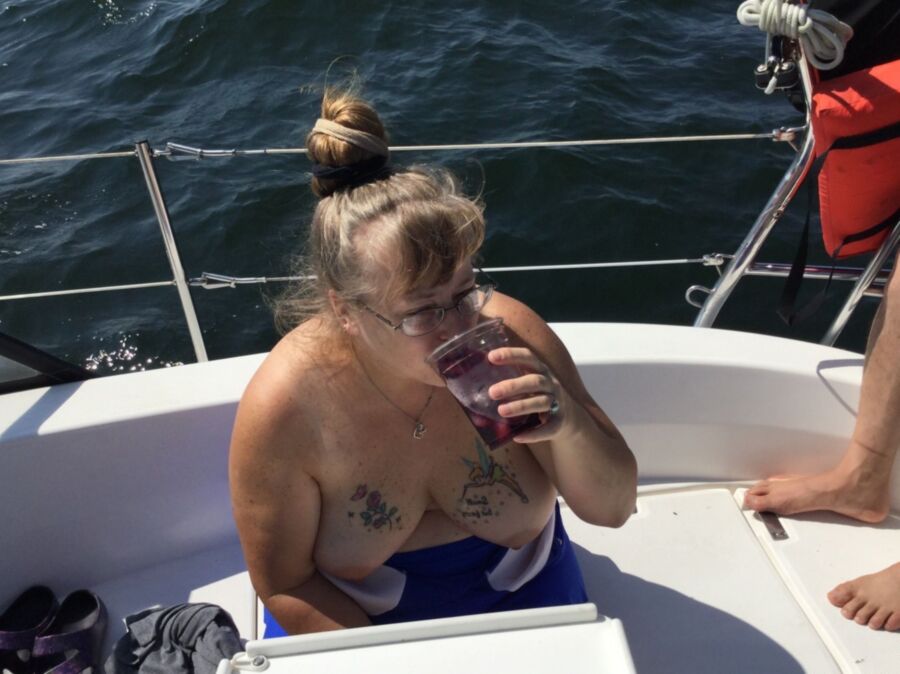 Puta rubia sexy expuesta en un barco