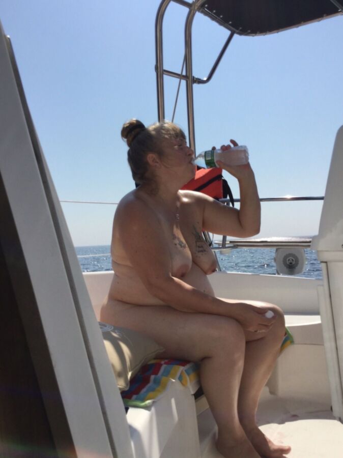 Puta rubia sexy expuesta en un barco