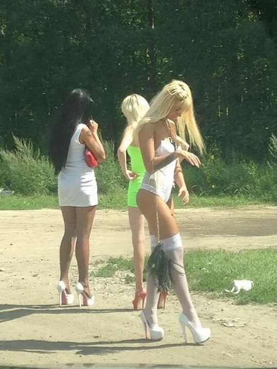 STRASSENNUTEN IN HIGH HEELS