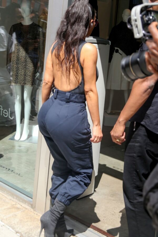 Kim Kardashian Seen arriving at Jeffrey store